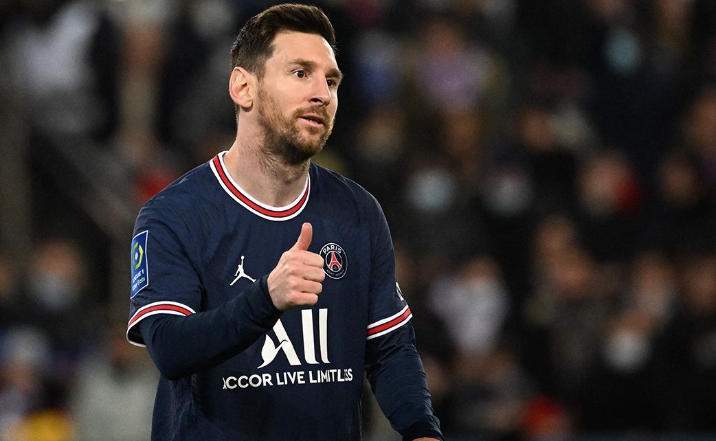 Messi regresa a París tras dar negativo a prueba de covid-19