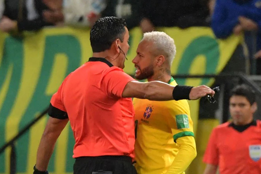 Suspenden a árbitro por permitir que Neymar lo empujara y le gritara