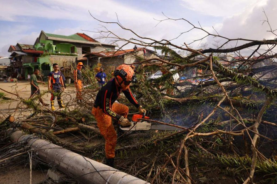 Aumenta a 388 el balance de muertos por tifón en Filipinas