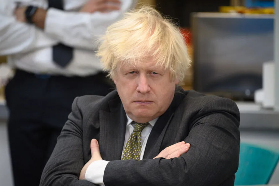 Boris Johnson se aferra al cargo ante la polémica