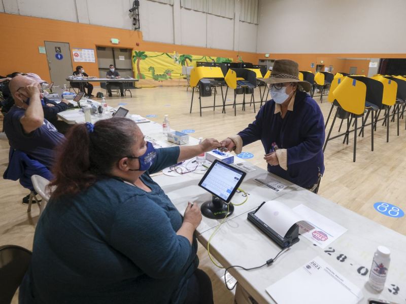 Californianos deciden futuro del gobernador en referendo revocatorio