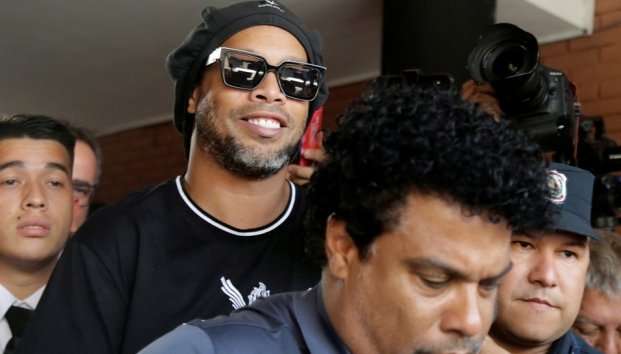 Ronaldinho queda libre tras casi medio año en prisión 