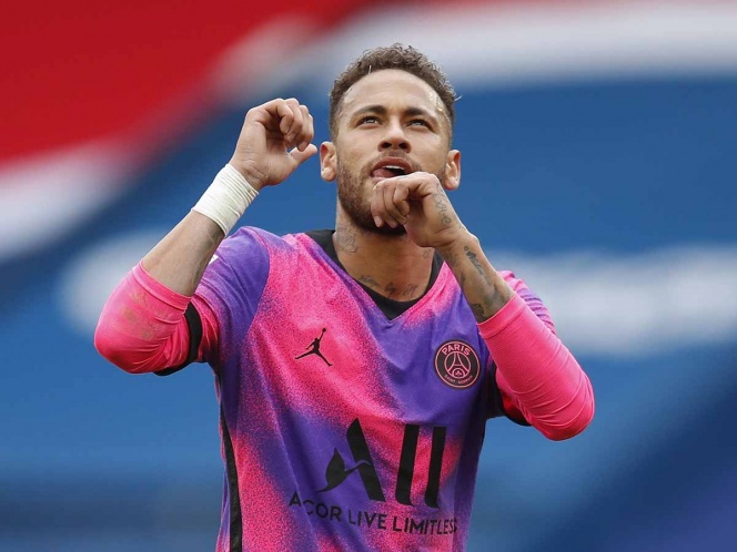 Neymar renueva con el PSG hasta 2025