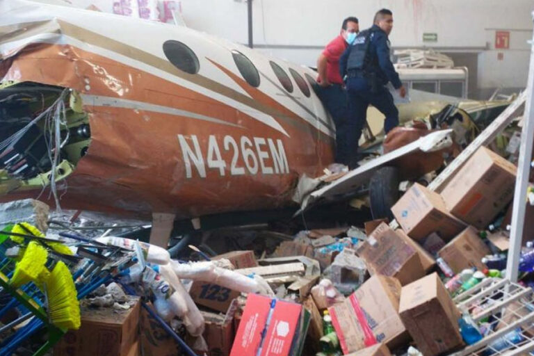 Se desploma avioneta sobre supermercado en Morelos