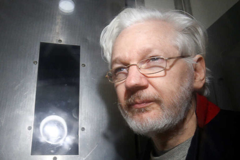 Juez autoriza extradición de Julian Assange a Estados Unidos