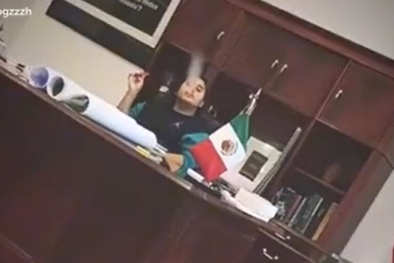 Captan en video al hijo de AMLO fumando en oficina de Palacio Nacional