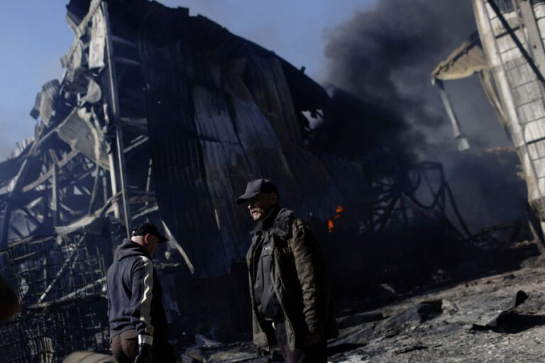 Rusia bombardea planta en Mariúpol pese a presencia de civiles