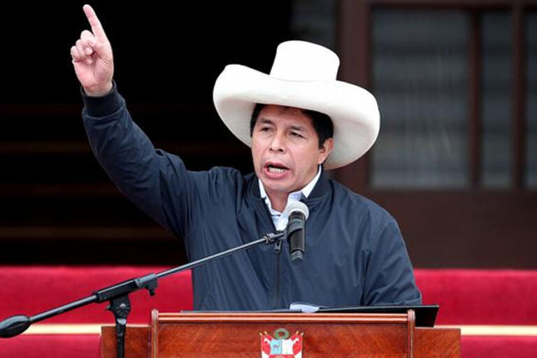 Acusan a presidente de Perú de plagiar tesis de maestría