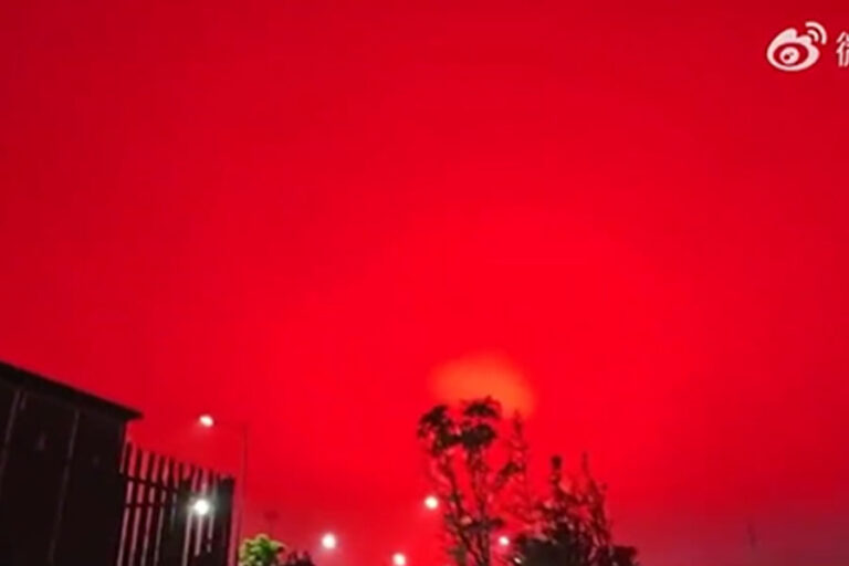 Escena apocalíptica: cielo rojo causa pánico en China
