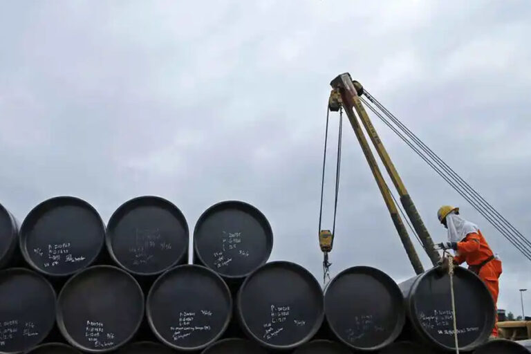 UE va por embargo petrolero contra Rusia