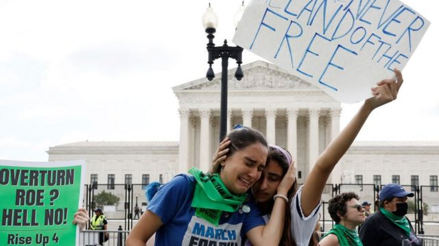 Corte Suprema de EU revoca el derecho constitucional al aborto