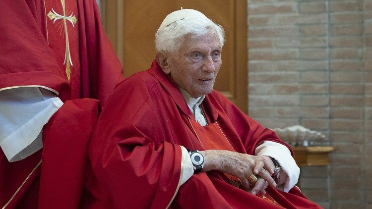 Reportan la muerte de Benedicto XVI
