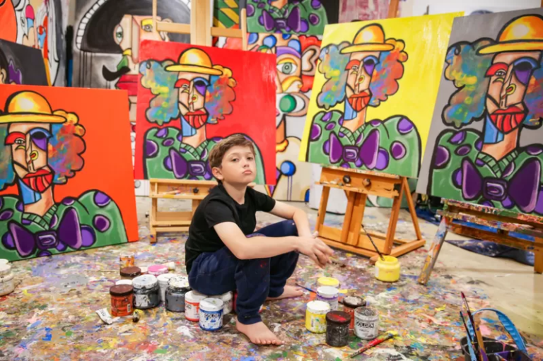 Andrés Valencia, el «pequeño Picasso» de 11 años que vende cuadros por miles de dólares