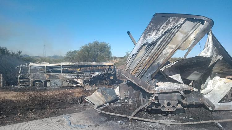 Accidente en carretera Hermosillo – Guaymas. Trailer y Autobus se incendian