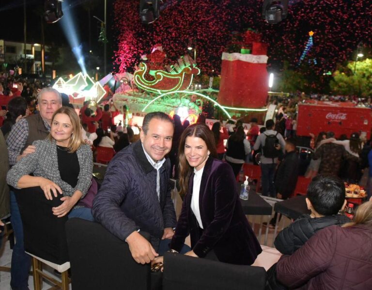 Presencian Antonio Astiazarán y Patty Ruibal magia de la Navidad en desfile Coca Cola