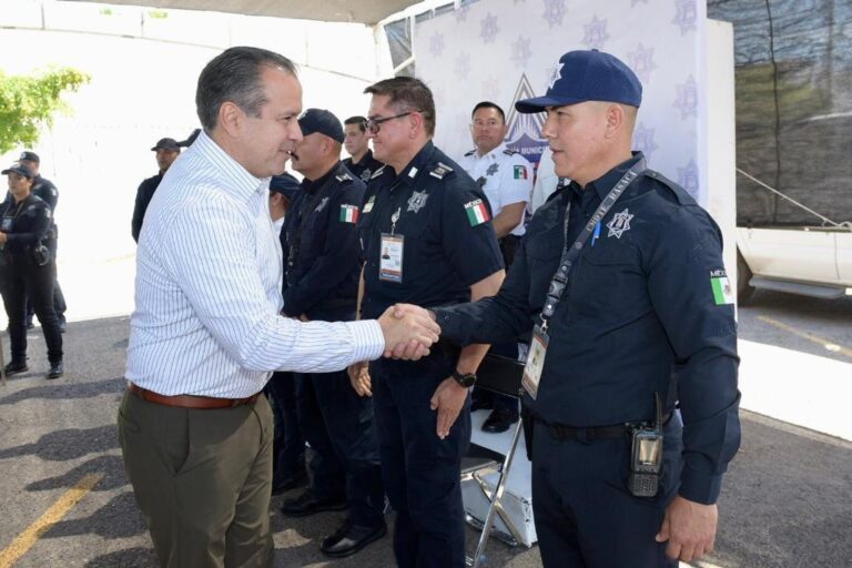 Premia Toño Astiazarán a policías destacados en su servicio