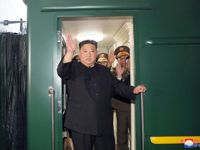 Llega Kim Jong a Rusia para reunirse con Vladimir Putin