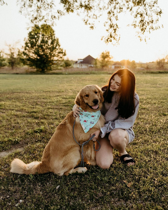 Joven con epilepsia triunfa en concurso de belleza gracias a su perro