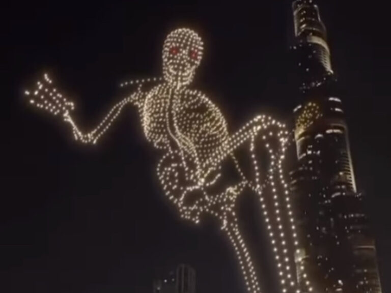 Esqueleto gigante aparece en Dubái durante Halloween